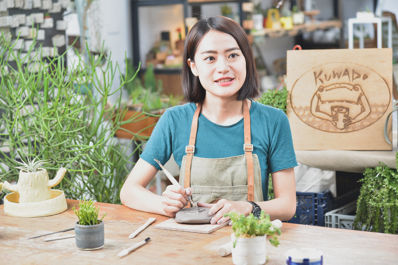 陶藝課程老師，零元老師，是一位有豐富教學經驗的新銳陶藝藝術家，成立了一個陶藝品牌工作室 - Kuwado