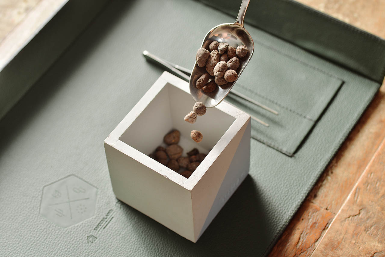 企業活動鋪石頭