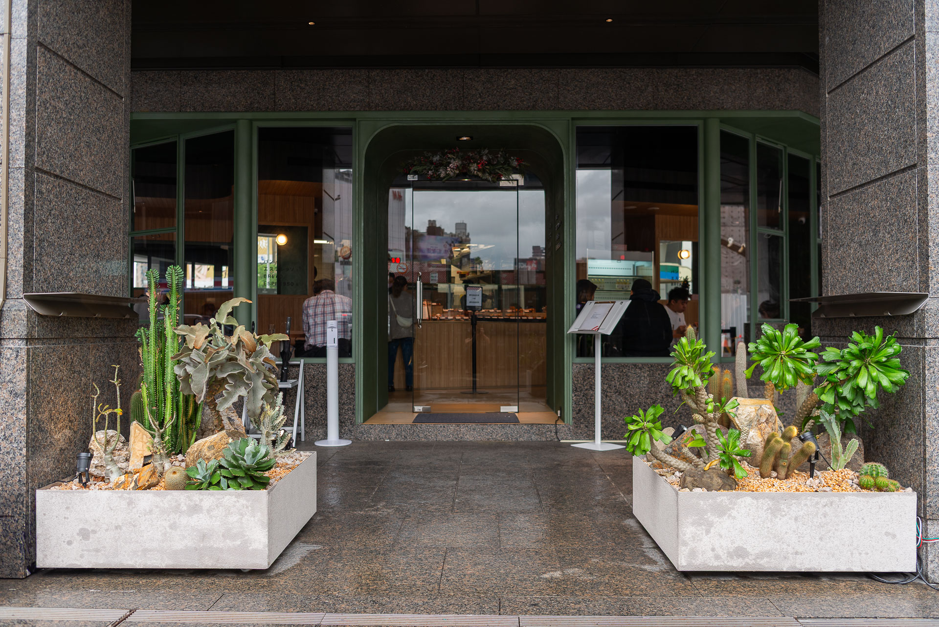 門口造景推薦！品牌新門市怎麼種植物才療癒又自然 1213 西門町Oani 飯店造景案例15